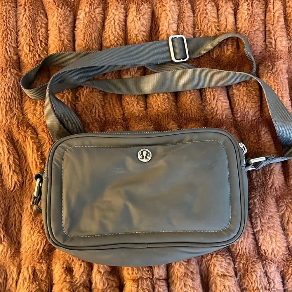 Lululemon crossbody camera bag